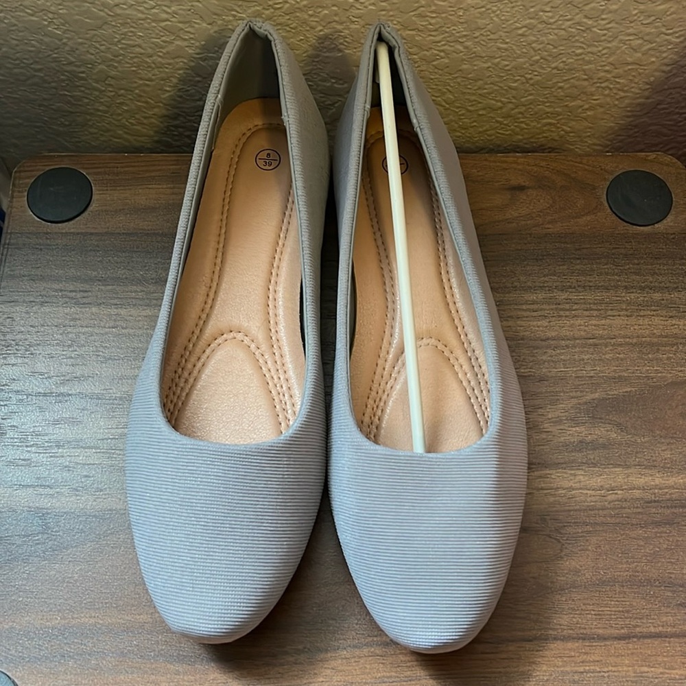 Women’s Size 8 gray flats shoes New
